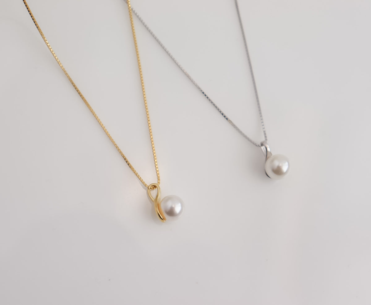 Solitaire Pearl Necklace